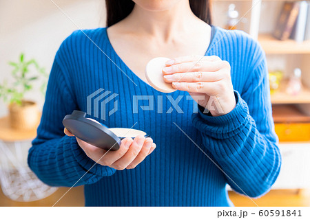 化粧をする女性 パフ ファンデーション 60591841