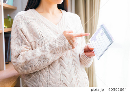 11月 カレンダーを見る妊婦 60592864