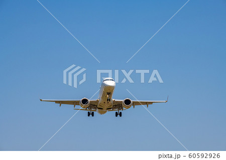 着陸態勢の旅客機 60592926
