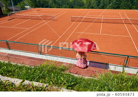 Woman watching a tennis court 60593873