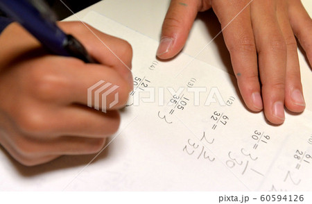 宿題をする 勉強をする 宿題をする 勉強をする 60594126