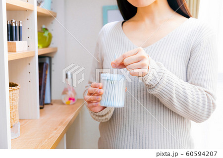 綿棒を手に取る女性 綿棒を手に取る女性 60594207