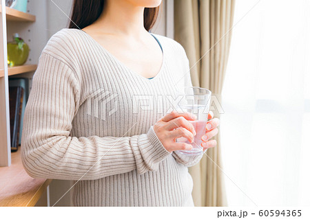 水分補給する女性 60594365