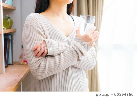 水分補給する女性 60594366