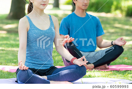 ヨガ カップル 美容 屋外 ビューティーイメージ ヨガ カップル 美容 屋外 ビューティーイメージ 60599993