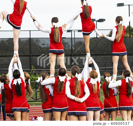 High school cheerleaders practicing holding 60600537