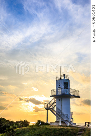 大碆鼻(大バエ)灯台の夕陽 【長崎県平戸市 】 大碆鼻(大バエ)灯台の夕陽 【長崎県平戸市 】 60601401