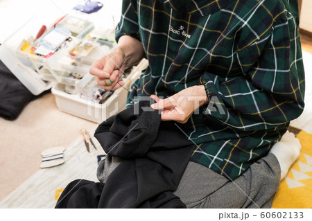 シニア　針仕事　縫製　裁縫　ズボンの裾上げ 60602133