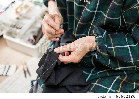 シニア 針仕事 縫製 裁縫 ズボンの裾上げ シニア 針仕事 縫製 裁縫 ズボンの裾上げ 60602136