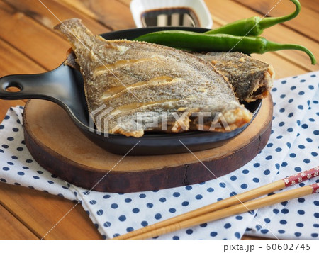 カレイ 焼き 唐辛子 60602745