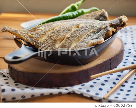 カレイ 焼き 唐辛子 60602758