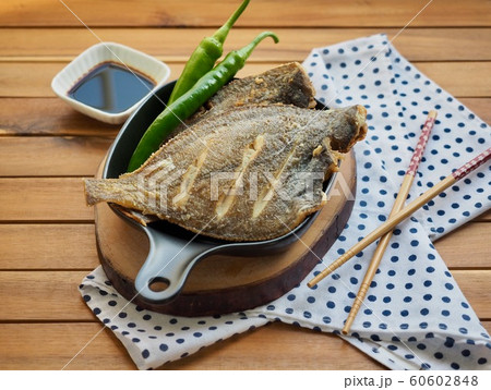 カレイ 焼き 唐辛子 60602848