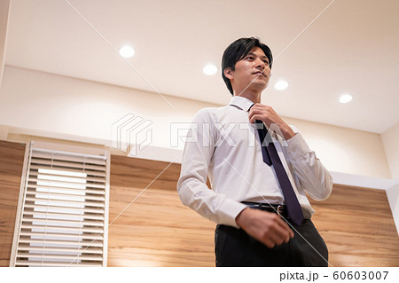 ビジネスマン 若い男性 ライフスタイルイメージ 60603007