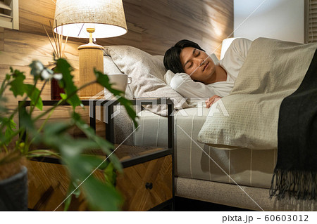 若い男性 寝る ベッドルーム ライフスタイルイメージ 60603012