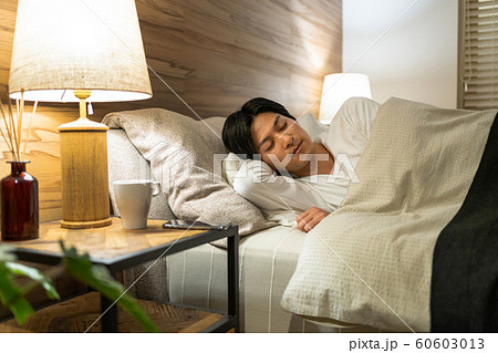 若い男性 寝る ベッドルーム ライフスタイルイメージ 60603013