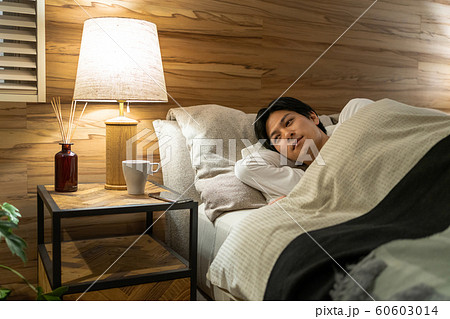 若い男性 寝る ベッドルーム ライフスタイルイメージ 60603014