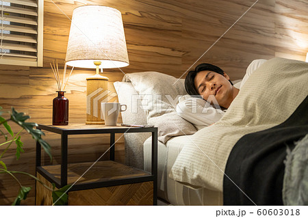 若い男性 寝る ベッドルーム ライフスタイルイメージ 若い男性 寝る ベッドルーム ライフスタイルイメージ 60603018