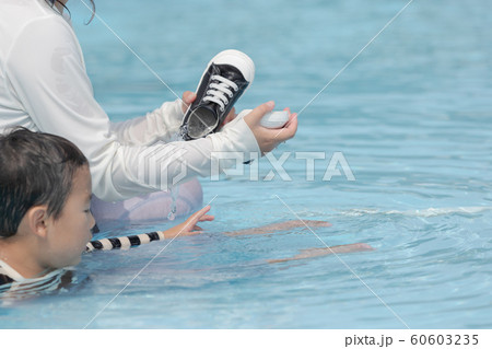 プール　着衣水泳　着衣泳 60603235