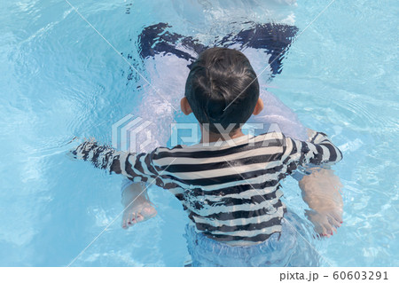 プール 着衣水泳 着衣泳の写真素材 プール 着衣水泳 着衣泳の写真素材