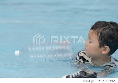 プール　着衣水泳　着衣泳 60603992