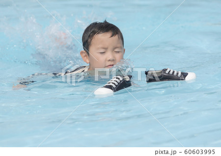 プール 着衣水泳 着衣泳の写真素材