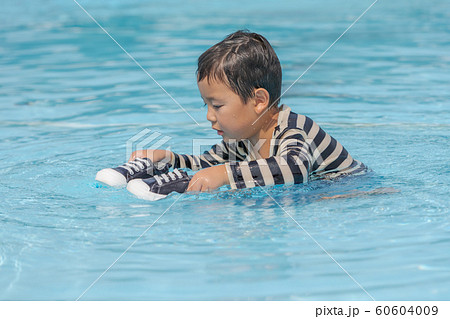 プール 着衣水泳 着衣泳の写真素材 プール 着衣水泳 着衣泳の写真素材