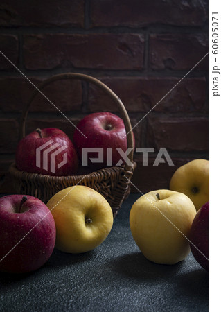 2色の林檎と籠 2色の林檎と籠 60605071