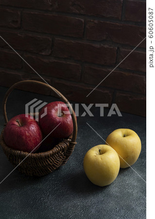 2色の林檎と籠 2色の林檎と籠 60605087