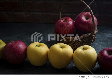 籠入りの林檎 籠入りの林檎 60605175