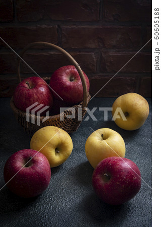 籠入りの林檎 籠入りの林檎 60605188