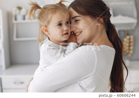 mother little daughter Mother with little daughter having fun at homeの写真素材 [60606244] - PIXTA