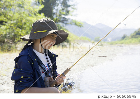 渓流釣りイメージ 釣りをする子供 渓流釣りイメージ 釣りをする子供 60606948