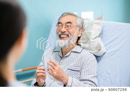 シニア男性と娘 60607299