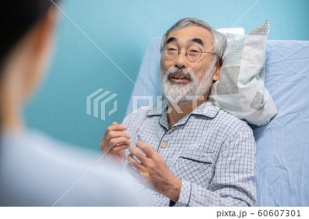 シニア男性と娘 60607301