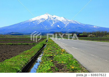 岩木山とまっすぐな道の写真素材