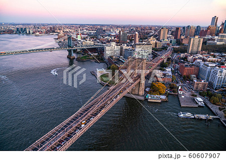 《ニューヨーク》マンハッタンブリッジ・ブルックリンの空撮 60607907