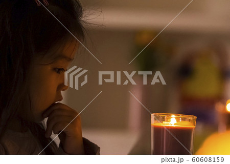 女の子　キャンドル　ムーディー 60608159
