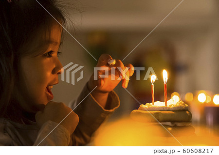 女の子　誕生日　ムーディー 60608217