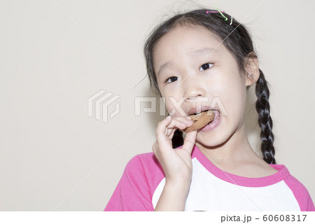 女の子　クッキー 60608317