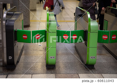鉄道駅の自動改札機 一方通行 イメージ 鉄道駅の自動改札機 一方通行 イメージ 60611043