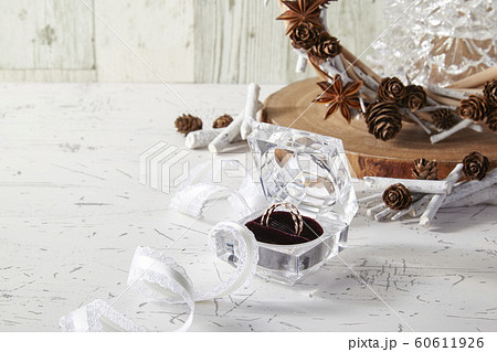 冬-プレゼント-リングケース-白-板 冬-プレゼント-リングケース-白-板 60611926