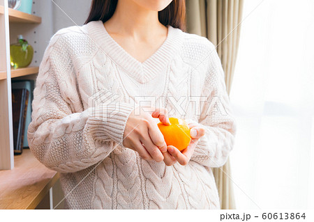 みかんを食べる妊婦 みかんを食べる妊婦 60613864