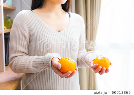 みかんを選ぶ女性 60613869