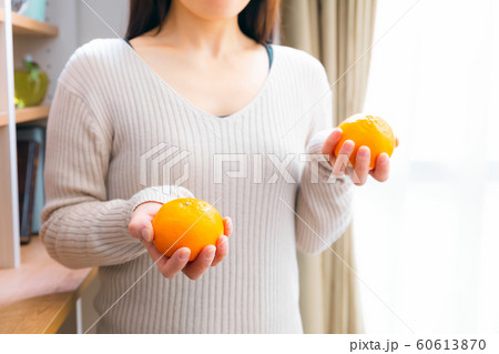 みかんを選ぶ女性 60613870