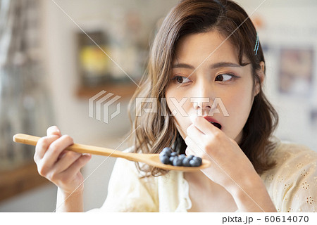 女性　ライフスタイル　食事 60614070