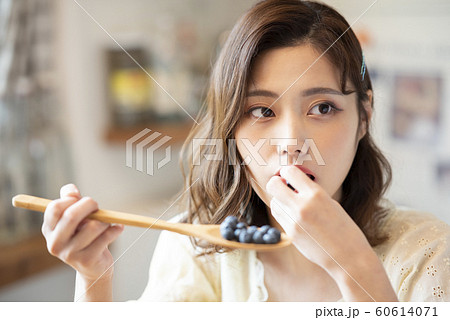 女性　ライフスタイル　食事 60614071