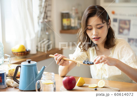 女性　ライフスタイル　食事 60614072