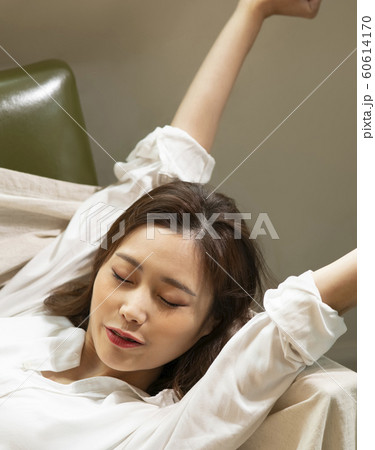 女性 ライフスタイル 寝転ぶ 女性 ライフスタイル 寝転ぶ 60614170