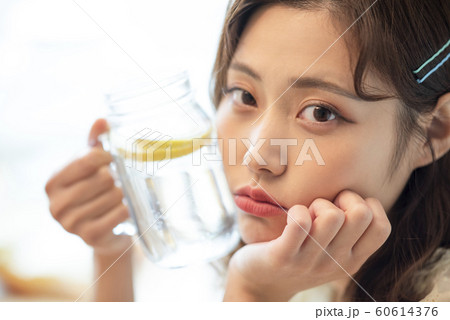 女性 ライフスタイル 水 女性 ライフスタイル 水 60614376