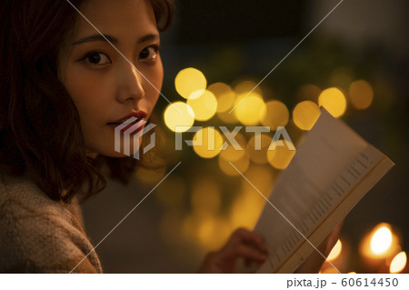 女性 冬 読書 女性 冬 読書 60614450
